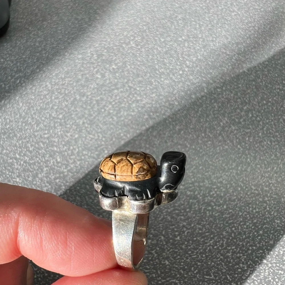 Wood turtle ring with sterling silver band, roughly size 7 3/4 - Picture 13 of 13